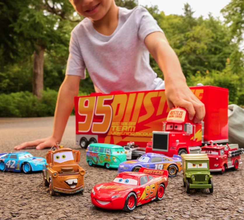 Cars kamion Mack + 8 kovových autíček
