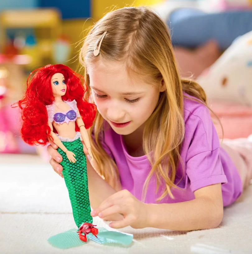 Ariel panenka s figurkou